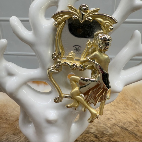 Vintage AJC Signed Art Deco Flapper Lady in a Mirror Figural Brass Brooch - Picture 2 of 11